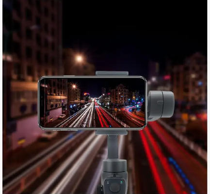Stabilisateur Gimbal pour Smartphone Capture 2 avec smartphone horizontal filmant de nuit