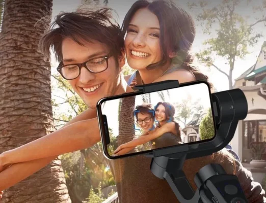 Stabilisateur Gimbal S5B pour Téléphones Mobiles filmant un couple sur une moto