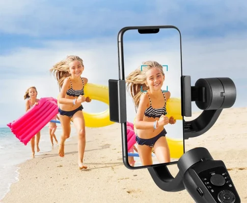 Stabilisateur Gimbal S5B pour Téléphones Mobiles filmant un enfant courant sur la plage