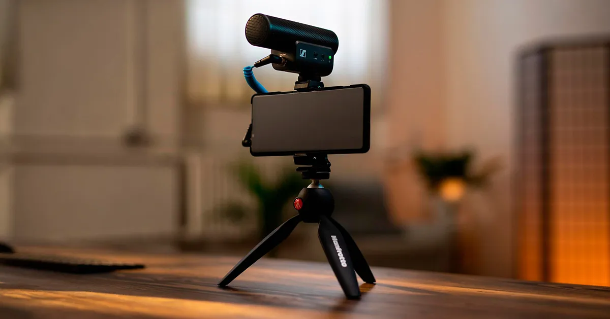 Smartphone avec un micro externe sur trépied