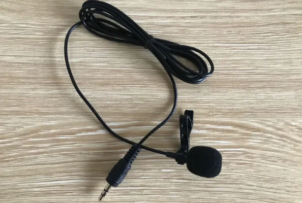 Micro Cravate pour Smartphone sur bureau