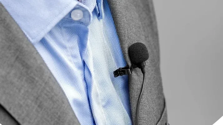 Micro Cravate Pro M1 pour smartphone sur chemise homme