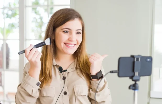 Micro cravate pour iphone sur chemise vloggeuse